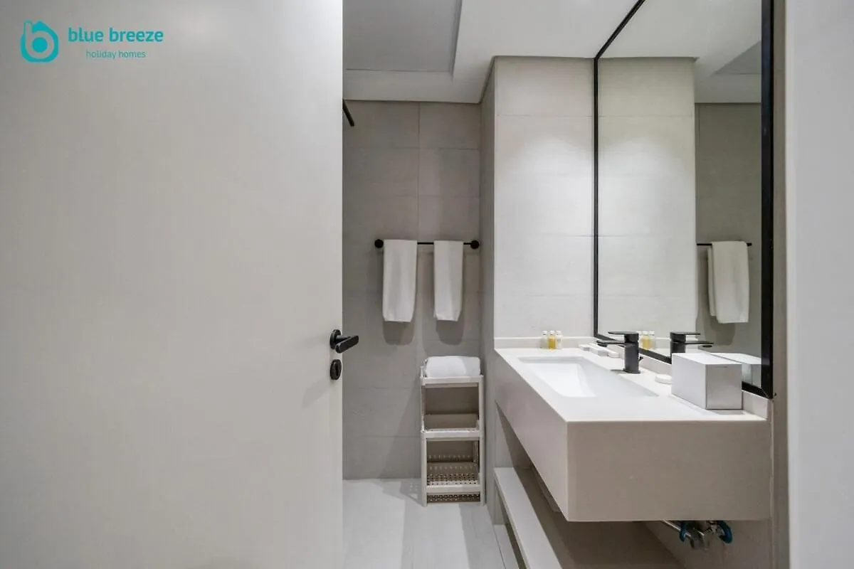 Blue Breeze - Trendy Studio With Balcony & Stylish Interiors Dubai 0*,  Forenede Arabiske Emirater