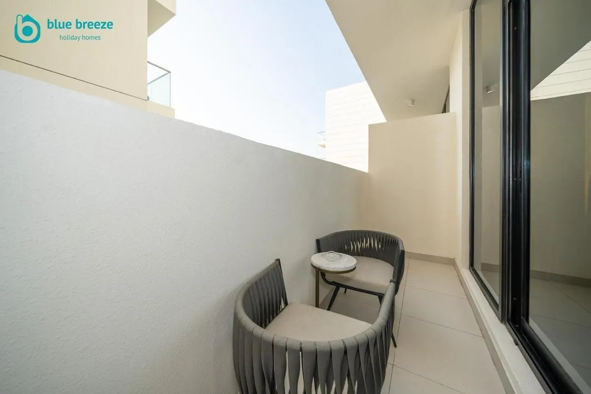 Blue Breeze - Trendy Studio With Balcony & Stylish Interiors Dubai