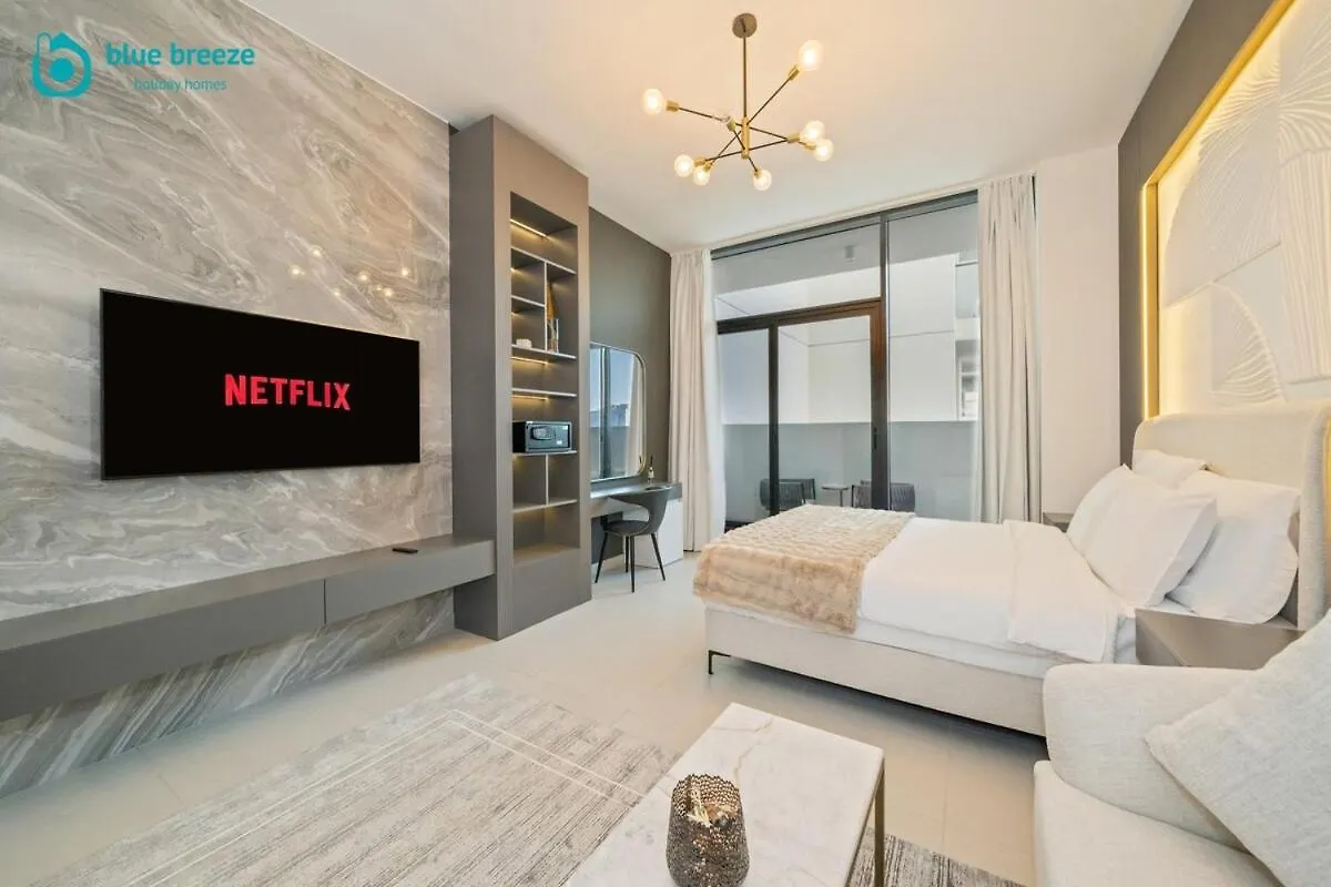 Blue Breeze - Trendy Studio With Balcony & Stylish Interiors Dubai