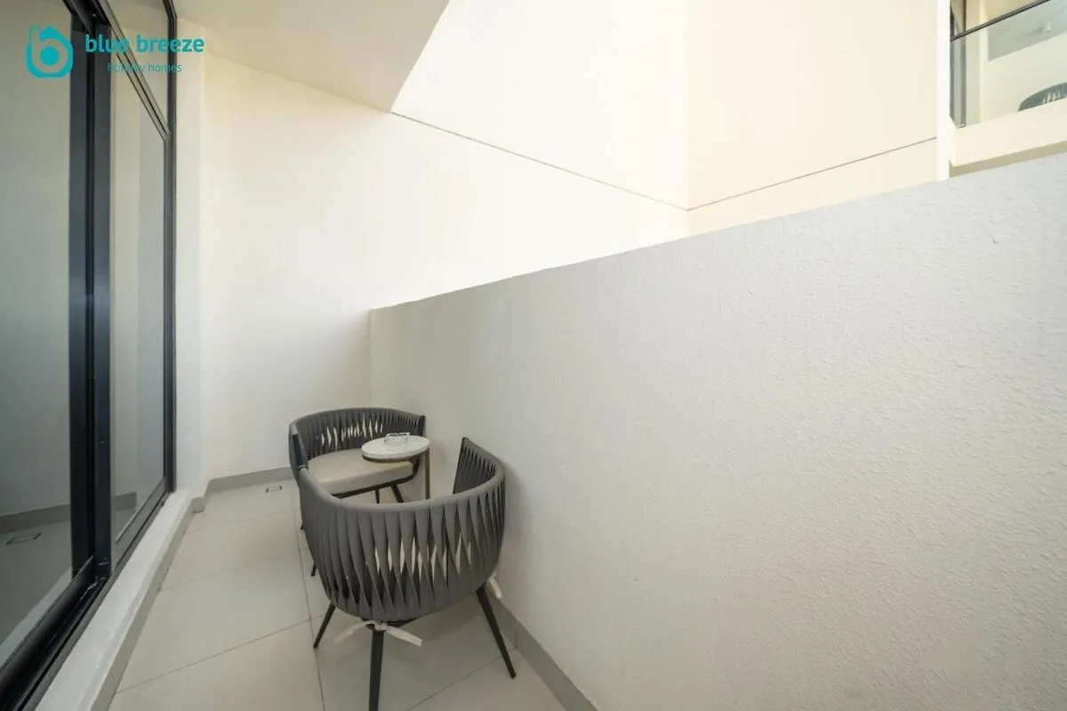 Blue Breeze - Trendy Studio With Balcony & Stylish Interiors Dubai