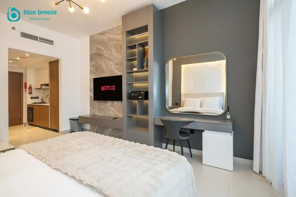 Blue Breeze - Trendy Studio With Balcony & Stylish Interiors Dubai Apartment